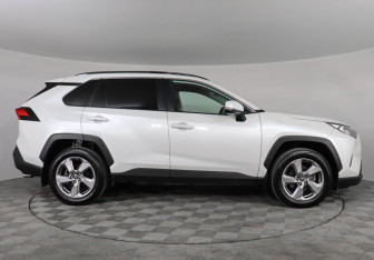 Подержанный автомобиль Toyota RAV4 2021 года (4 фото)
