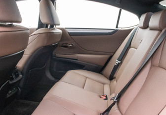 Подержанный автомобиль Lexus ES 2025 года (11 фото)