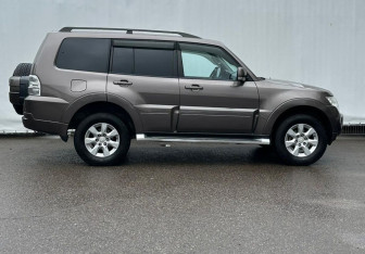 Подержанный автомобиль Mitsubishi Pajero 2012 года (4 фото)