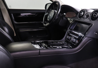 Подержанный автомобиль Jaguar XJ 2015 года (9 фото)