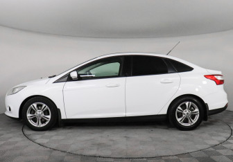 Подержанный автомобиль Ford Focus Sedan 2012 года (8 фото)