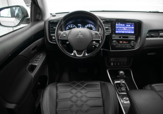 Подержанный автомобиль Mitsubishi Outlander 2018 года (9 фото)