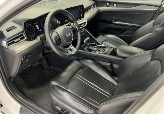Подержанный автомобиль Kia K5 2020 года (12 фото)