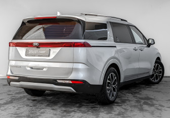 Подержанный автомобиль Kia Carnival 2021 года (5 фото)