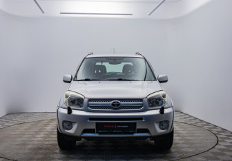 Подержанный автомобиль Toyota RAV4 2005 года (8 фото)