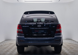 Подержанный автомобиль Kia Sorento 2006 года (4 фото)