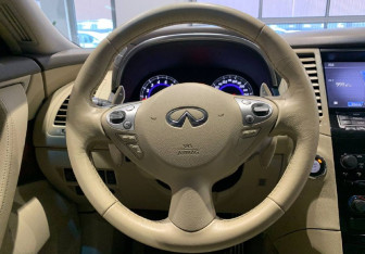 Подержанный автомобиль Infiniti FX 2011 года (14 фото)