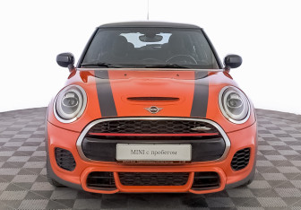 Подержанный автомобиль MINI Hatch 2019 года (2 фото)