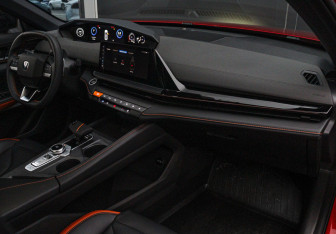 Подержанный автомобиль Changan UNI-V 2023 года (9 фото)