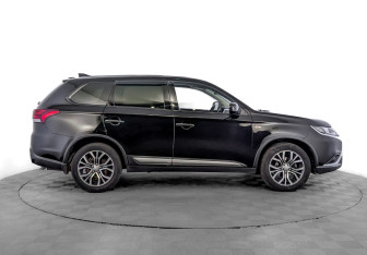 Подержанный автомобиль Mitsubishi Outlander 2018 года (4 фото)