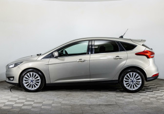 Подержанный автомобиль Ford Focus Hatchback 2017 года (3 фото)