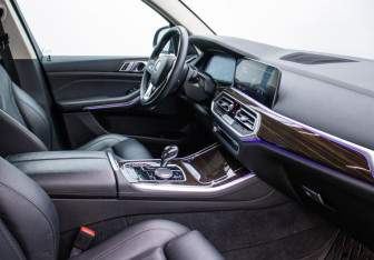 Подержанный автомобиль BMW X5 2021 года (10 фото)