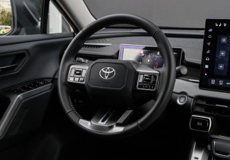 Подержанный автомобиль Toyota RAV4 2026 года (11 фото)
