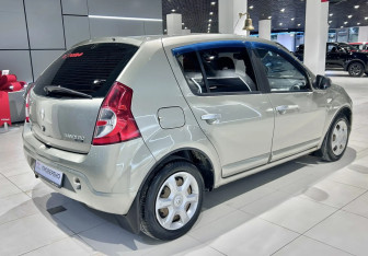 Подержанный автомобиль Renault Sandero 2011 года (4 фото)