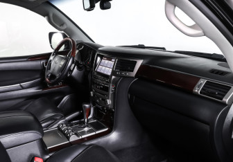 Подержанный автомобиль Lexus LX 2012 года (11 фото)