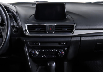 Подержанный автомобиль Mazda 3 Hatchback 2016 года (15 фото)