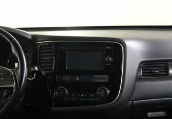 Подержанный автомобиль Mitsubishi Outlander 2016 года (10 фото)