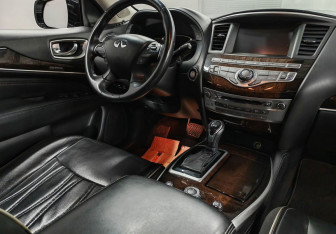 Подержанный автомобиль Infiniti QX60 2017 года (10 фото)