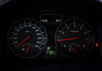 Подержанный автомобиль Volvo C30 2011 года (14 фото)