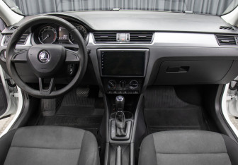 Подержанный автомобиль Skoda Rapid Liftback 2017 года (14 фото)