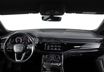Подержанный автомобиль Audi Q8 2019 года (17 фото)