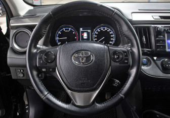 Подержанный автомобиль Toyota RAV4 2015 года (17 фото)