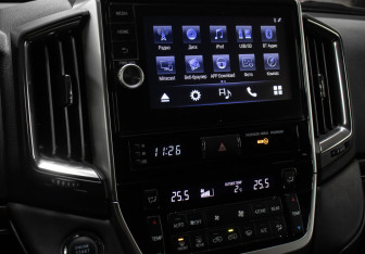 Подержанный автомобиль Toyota Land Cruiser Suv 2015 года (18 фото)