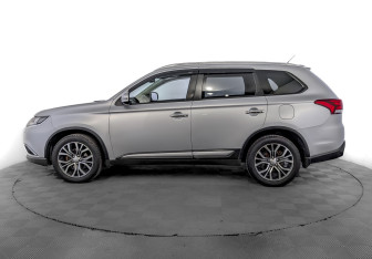 Подержанный автомобиль Mitsubishi Outlander 2016 года (8 фото)