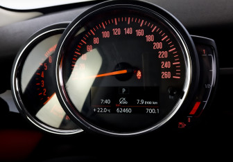 Подержанный автомобиль MINI Hatch 2021 года (13 фото)