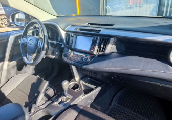 Подержанный автомобиль Toyota RAV4 2017 года (11 фото)