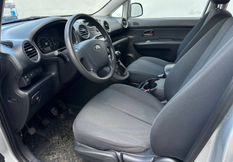 Подержанный автомобиль Kia Carens 2010 года (9 фото)