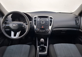 Подержанный автомобиль Kia Ceed Hatchback 2010 года (12 фото)