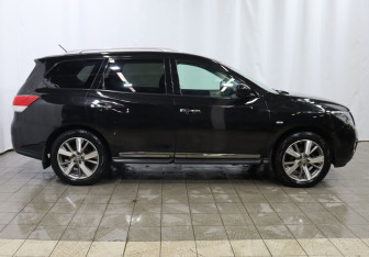 Подержанный автомобиль Nissan Pathfinder 2014 года (7 фото)