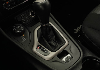 Подержанный автомобиль Jeep Cherokee 2014 года (15 фото)