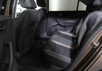 Подержанный автомобиль Skoda Rapid Liftback 2017 года (14 фото)