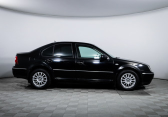Подержанный автомобиль Volkswagen Jetta Sedan 2003 года (4 фото)