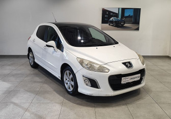 Подержанный автомобиль Peugeot 308 Hatchback 2011 года (3 фото)