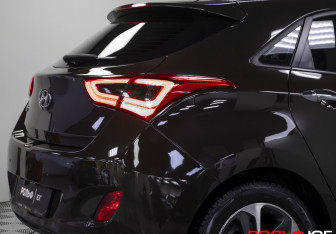 Подержанный автомобиль Hyundai i30 Hatchback 2016 года (23 фото)