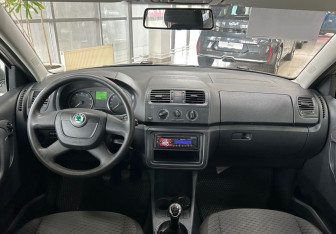 Подержанный автомобиль Skoda Fabia Hatchback 2011 года (13 фото)