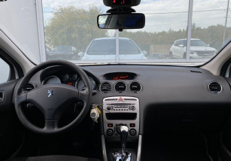 Подержанный автомобиль Peugeot 308 Hatchback 2009 года (11 фото)