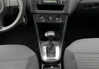 Подержанный автомобиль Volkswagen Polo Hatchback 2010 года (12 фото)