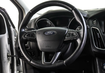 Подержанный автомобиль Ford Focus Hatchback 2016 года (10 фото)