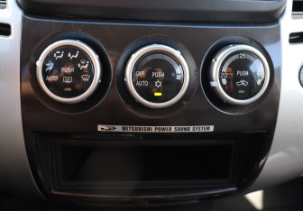 Подержанный автомобиль Mitsubishi Pajero Sport 2015 года (17 фото)