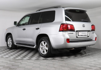 Подержанный автомобиль Lexus LX 2008 года (7 фото)