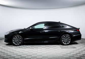 Подержанный автомобиль Hyundai Sonata 2022 года (8 фото)