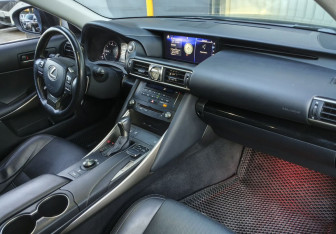 Подержанный автомобиль Lexus IS Sedan 2018 года (10 фото)