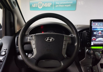 Подержанный автомобиль Hyundai Grand Starex 2010 года (17 фото)