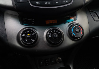 Подержанный автомобиль Toyota RAV4 2011 года (16 фото)