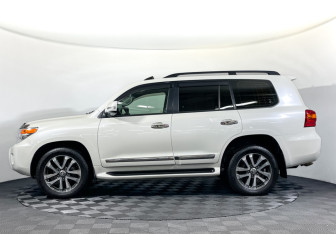 Подержанный автомобиль Toyota Land Cruiser Suv 2013 года (8 фото)