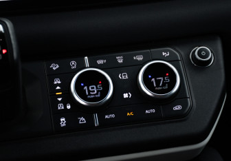 Подержанный автомобиль Land Rover Defender Suv 2020 года (18 фото)